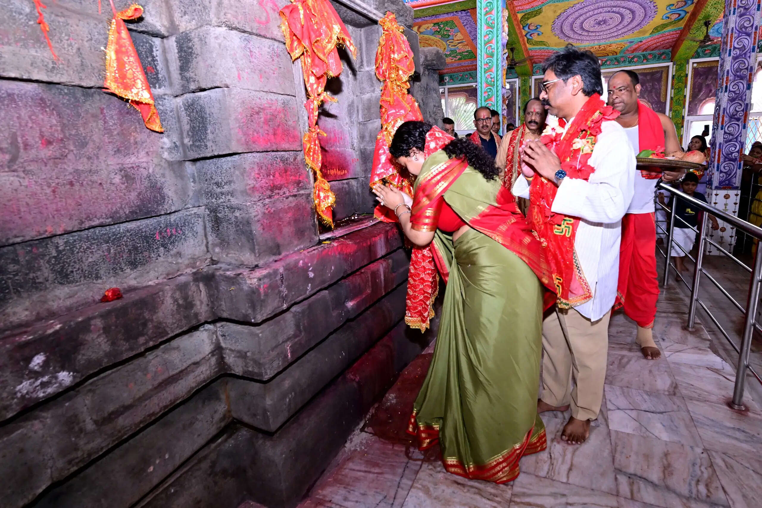 मुख्यमंत्री हेमन्त पत्नी कल्पना सोरेन संग पहुंचे दिउड़ी मंदिर, की पूजा अर्चना
