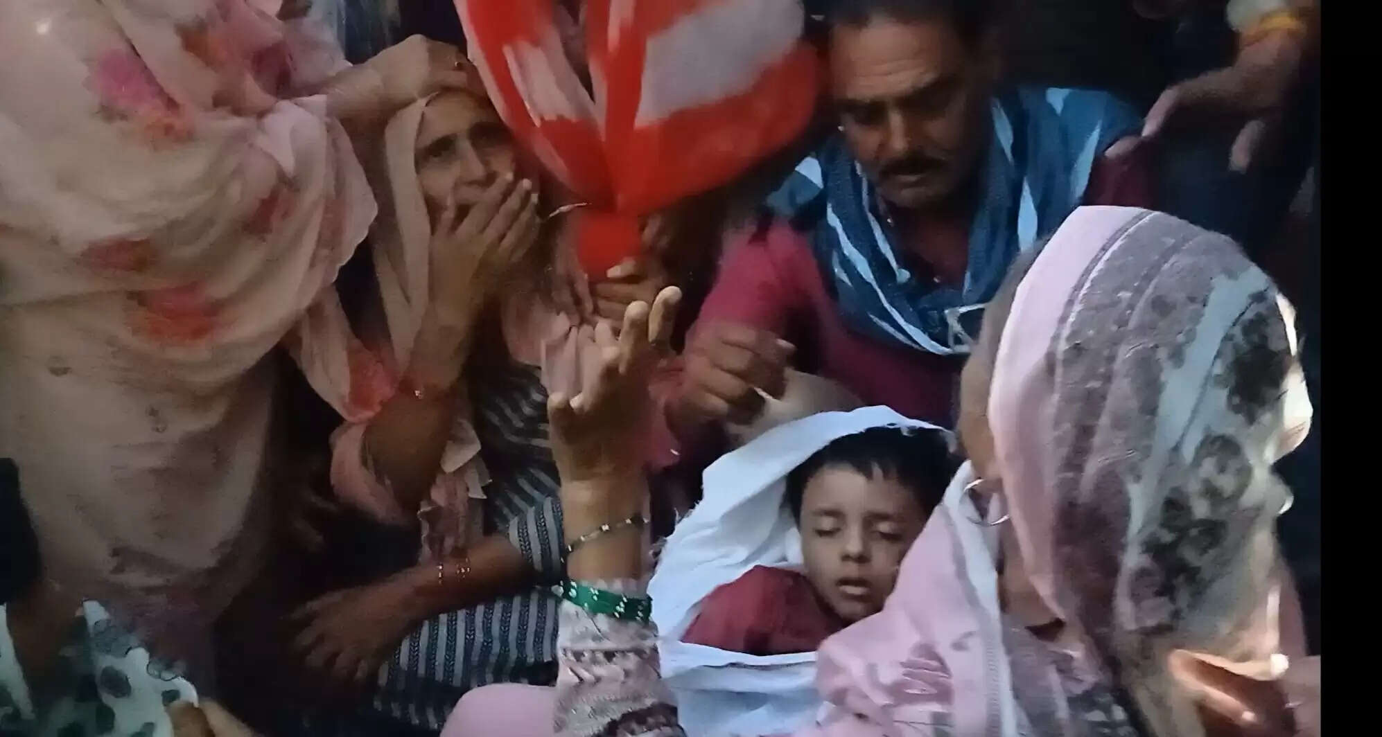 खेल रहे मासूम को चार पहिया गाड़ी ने रौंदा, मौत