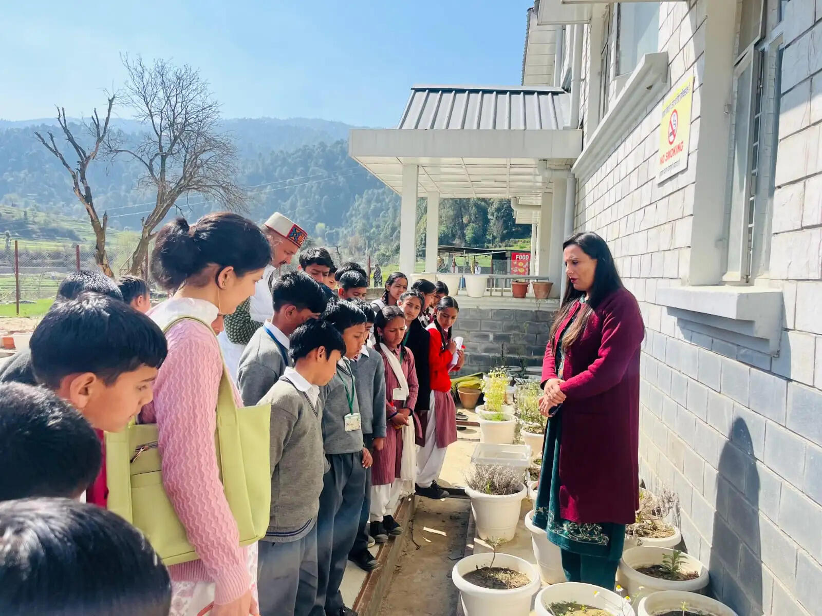 शैक्षणिक भ्रमण के दौरान विद्यार्थियों ने जाना औषधीय व सुगंधित पौधों का महत्व