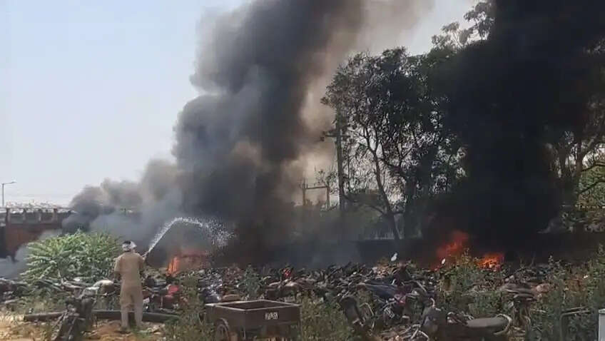 हाईटेंशन लाइन से खुशखेड़ा थाना परिसर में आग का तांडव, जप्त वाहन जलकर हुए राख