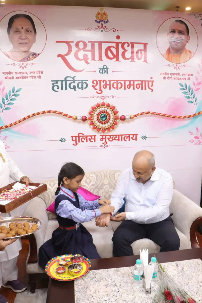 बालिकाओं ने डीजीपी समेत पुलिस अधिकारियों को बांधी राखी