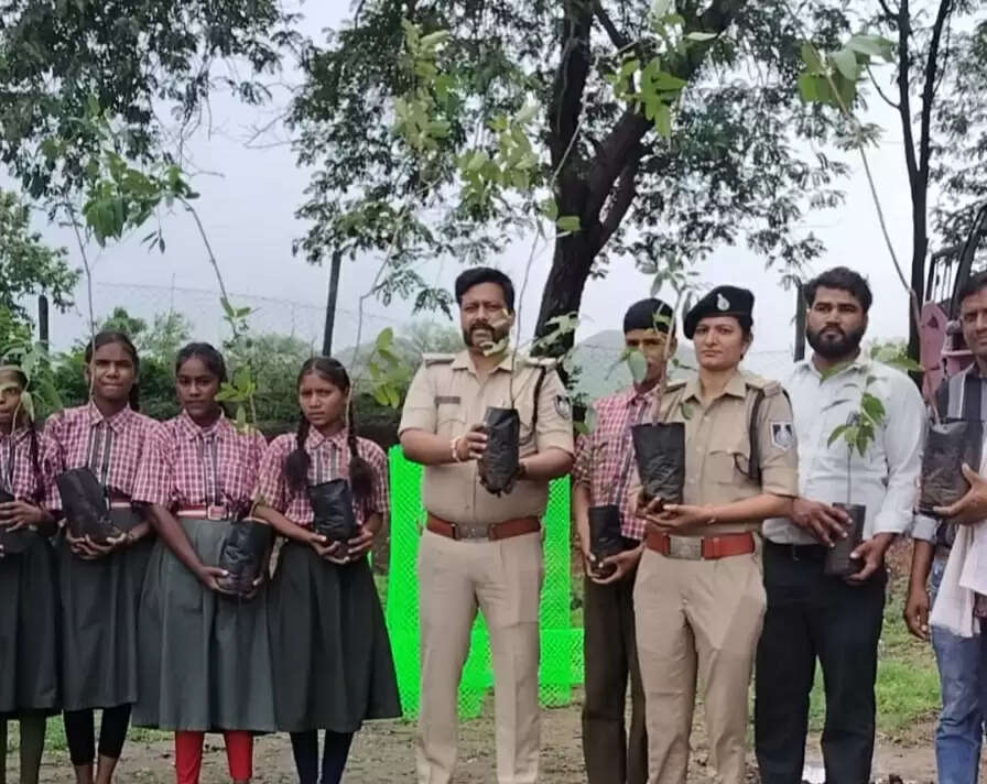 झाबुआ: मेरा थाना मेरा वन अभियान अंतर्गत पुलिस अधिकारियों ने विभिन्न थाना क्षेत्रों में किया पौधारोपण