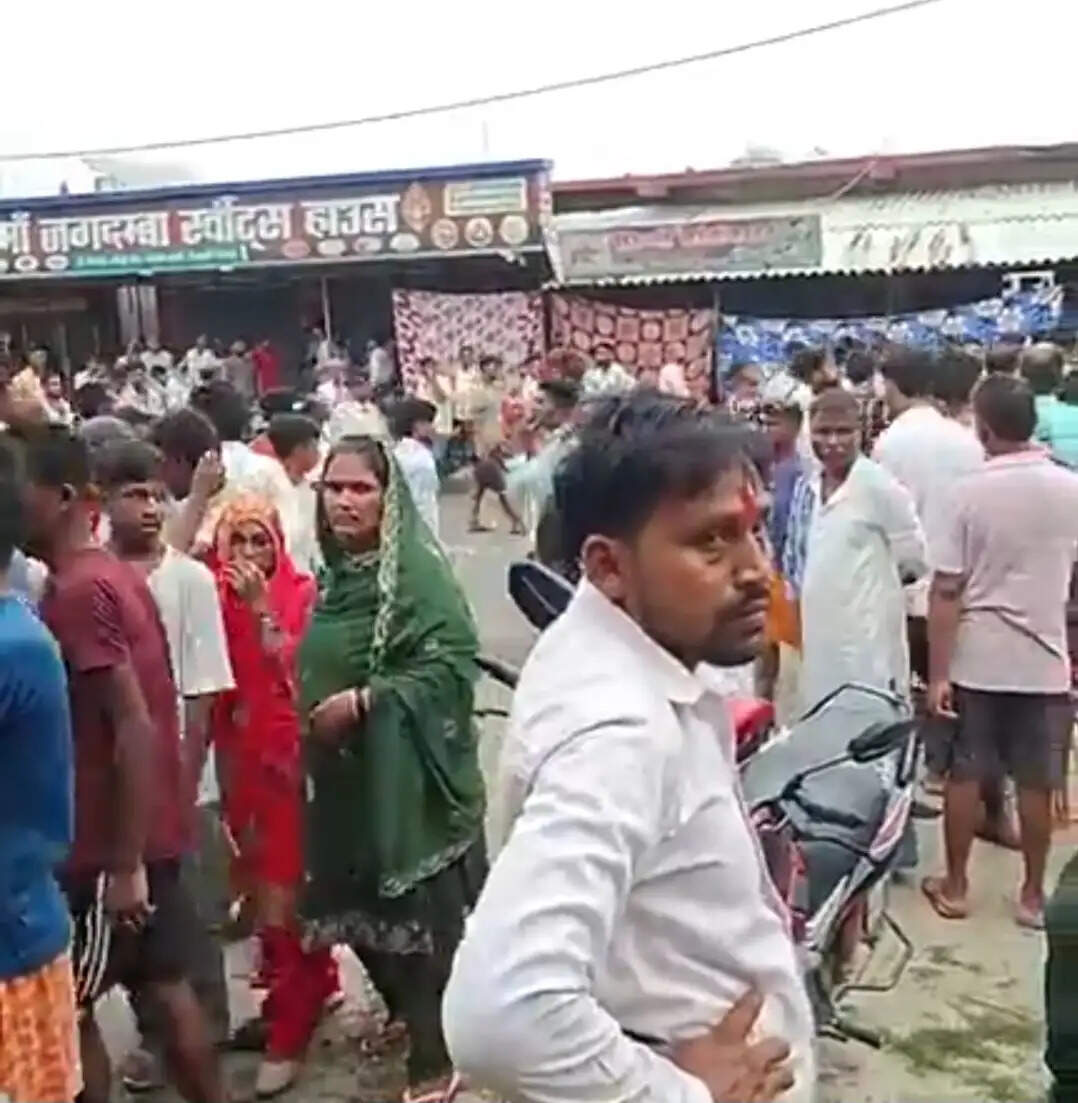 मढ़ौरा में युवक की गोली मारकर हत्या, ग्रामीणों ने किया सड़क जाम