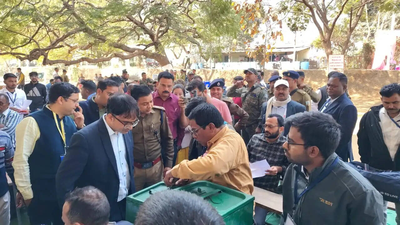 रामगढ़ में 98 मतदान केंद्रों के लिए पोलिंग पार्टियां रवाना, प्रशासन ने दिए निष्पक्ष मतदान के निर्देश