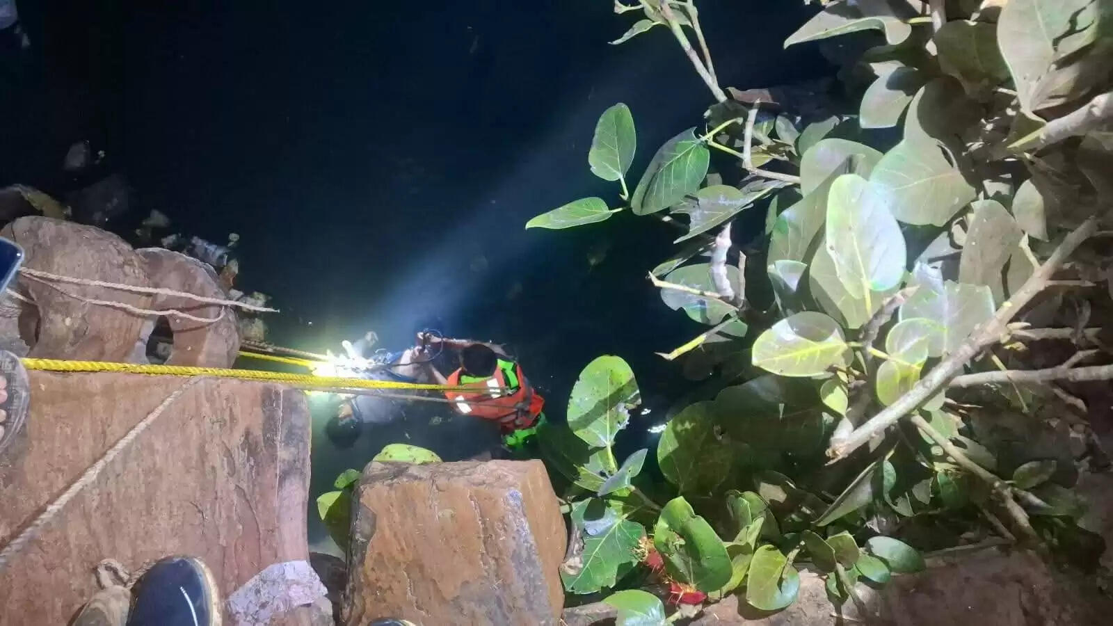 श्योपुर: कुएं में गिरा युवक, एसडीआरएफ टीम ने रेस्क्यू कर शव निकाला