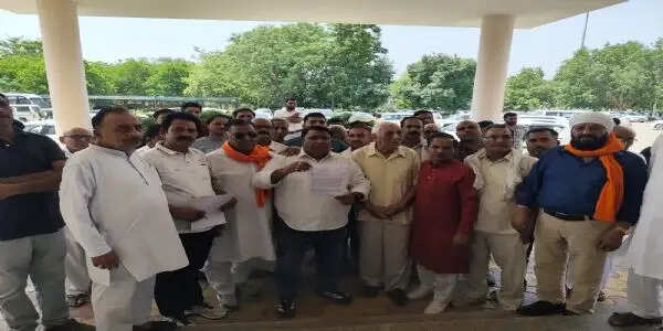 हांसी निवासी भाखड़ा पाइपलाइन का रुका काम शुरू करवाने पहुंचे सचिवालय