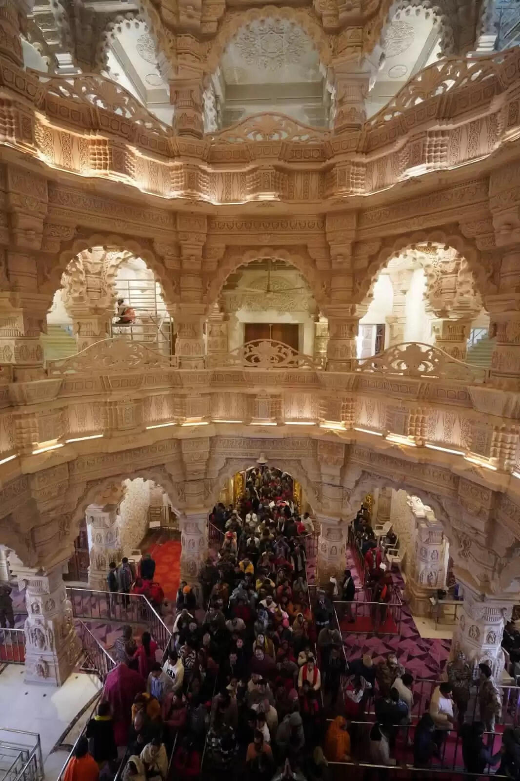 राम मंदिर: आठ लाख श्रद्धालुओं से पटी नजर आई अयोध्या