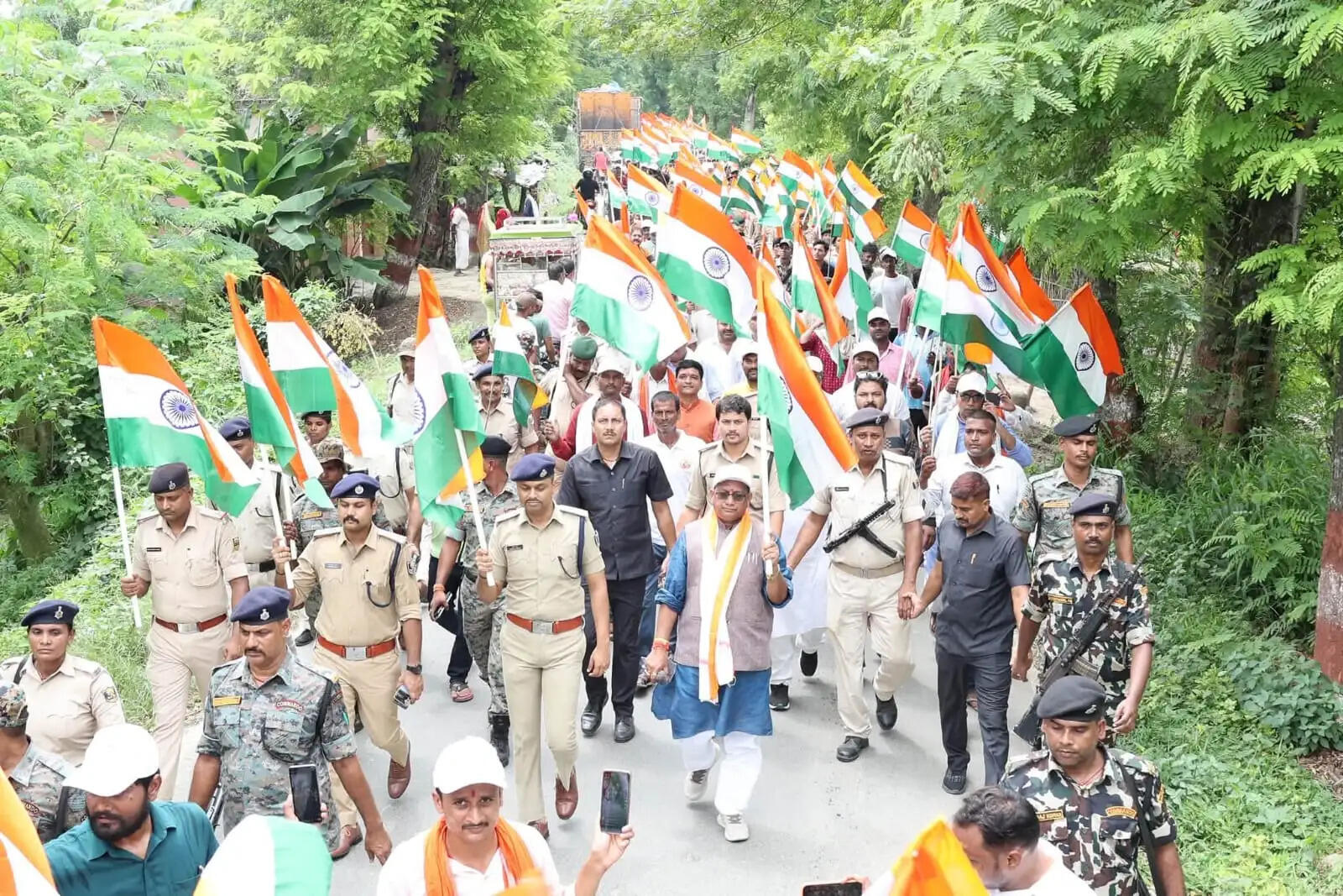 बिहपुर में तिरंगा यात्रा, जनसैलाब से गूंजा 'भारत माता की जय', राष्ट्रप्रेम के रंग में डूबा क्षेत्र