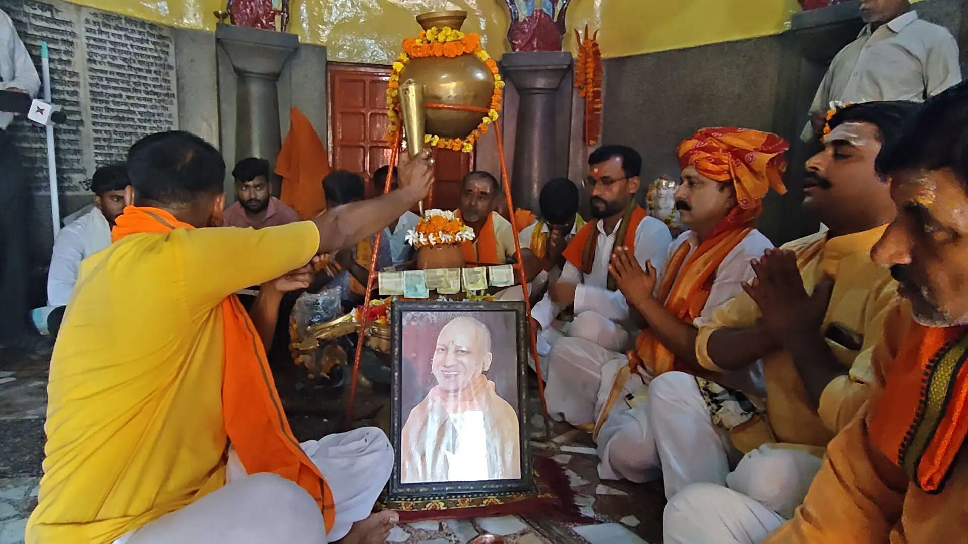 रुद्राभिषेक कर विश्व हिंदू महासंघ ने मनाया मुख्यमंत्री का जन्मदिन