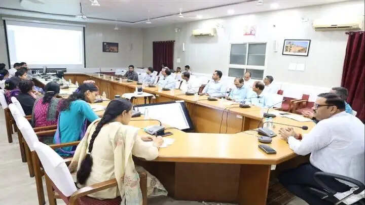शासन की प्राथमिकता वाली योजनाओं का प्रभावी क्रियान्वयन सुनिश्चित करें : संभागायुक्त शर्मा