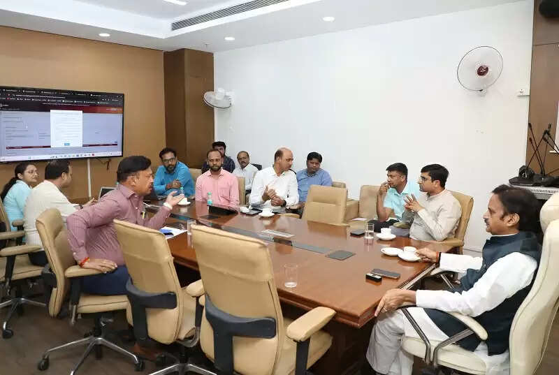 स्थानांतरण नीति के अनुरूप प्रक्रिया को पारदर्शी, सुविधाजनक एवं सरल बनाएं: उप मुख्यमंत्री शुक्ल