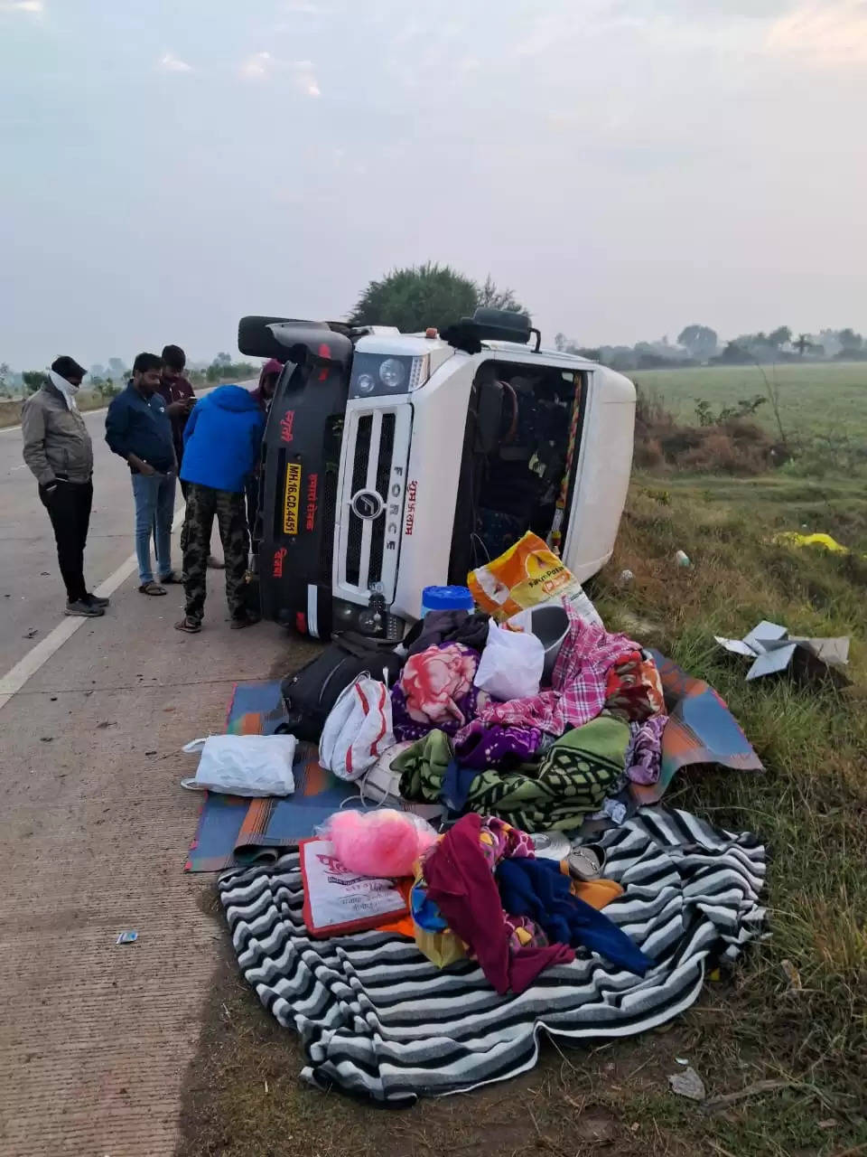 जबलपुर: अयोध्या से लौट रहे तीर्थ यात्रियों से भरी टूरिस्ट गाड़ी पलटी, 7 व्यक्ति घायल