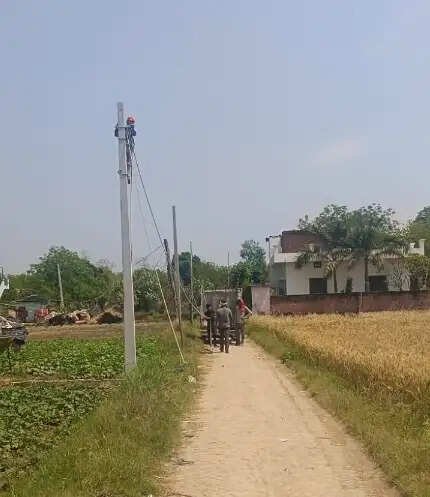 वाराणसी में विद्युत विभाग ने अभियान चलाकर किया मेंटेनेंस कार्य, लगाए नए पोल बदले तार