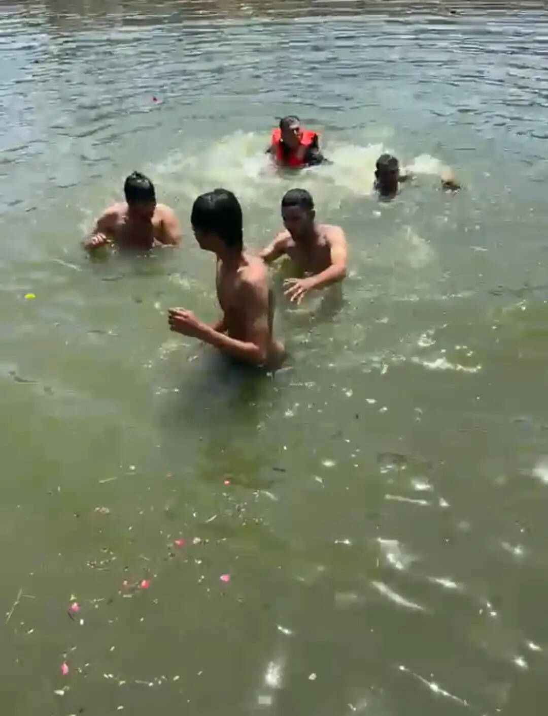 उज्जैनः होमगार्ड ने गुजरात के तीन लोगों को शिप्रा नदी में डूबने से बचाया