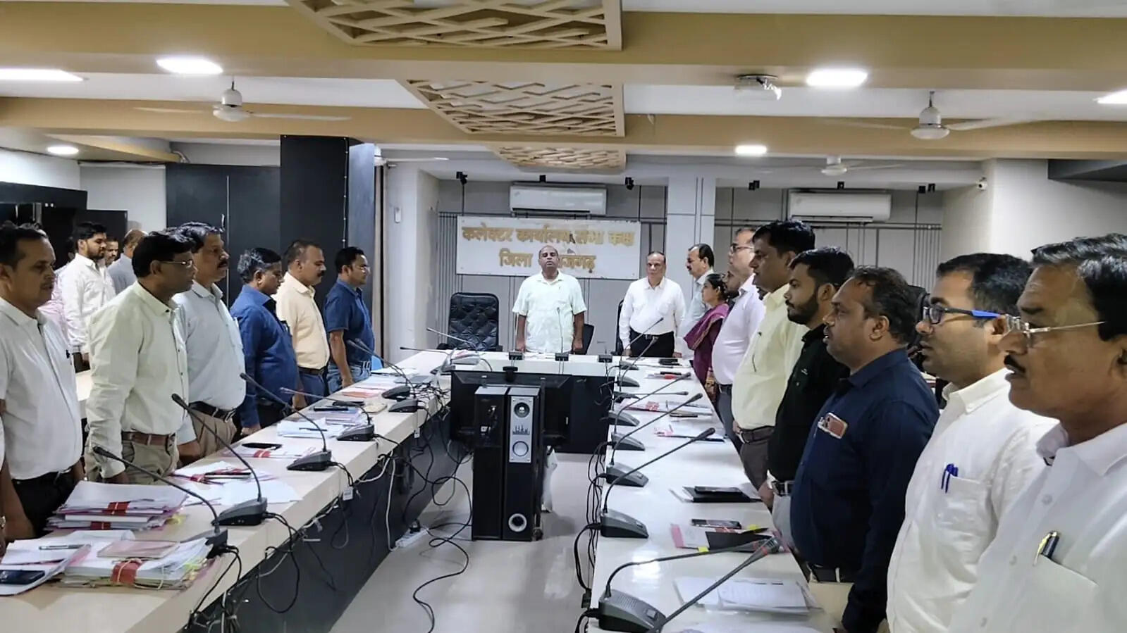 राजगढ़ः माह के पहले दिन कलेक्ट्रेट में गूंजा वंदे मातरम्, राष्ट्रगीत के साथ शुरू हुआ कामकाज