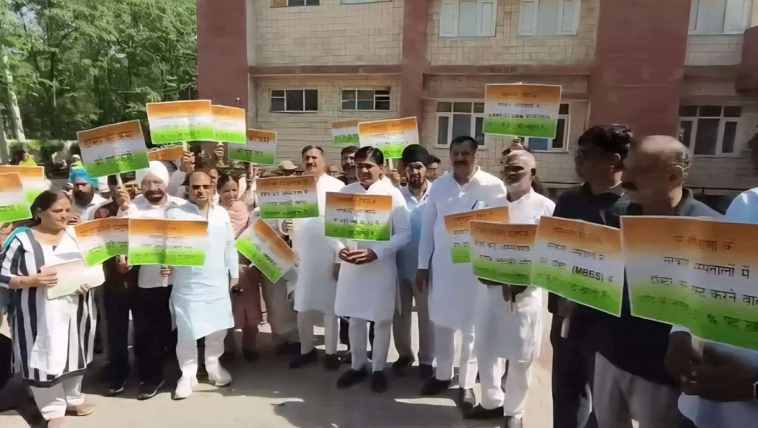 यमुनानगर:स्वास्थ्य कर्मियों की कमी पर कांग्रेस का विरोध, मानव श्रृंखला बनाकर जताया रोष