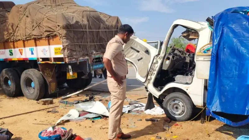 कर्नाटक : खड़ी लॉरी से टकराई बोलेरो, एक ही परिवार के पांच सदस्याें की मौत