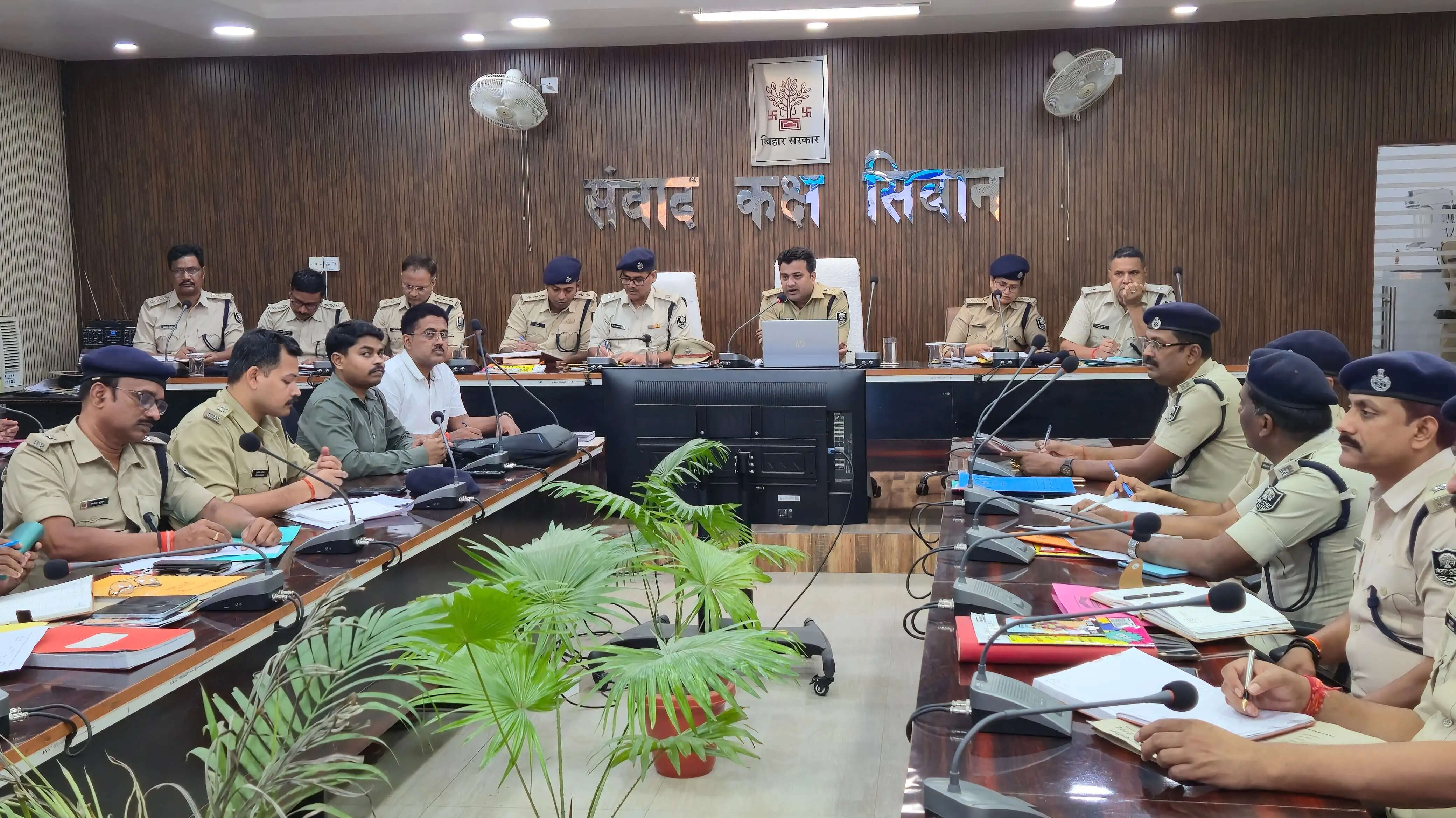 अपराध पर लगाम नहीं तो होगी कार्रवाई, सीवान एसपी ने थानाध्यक्षों को दिखाई सख्ती