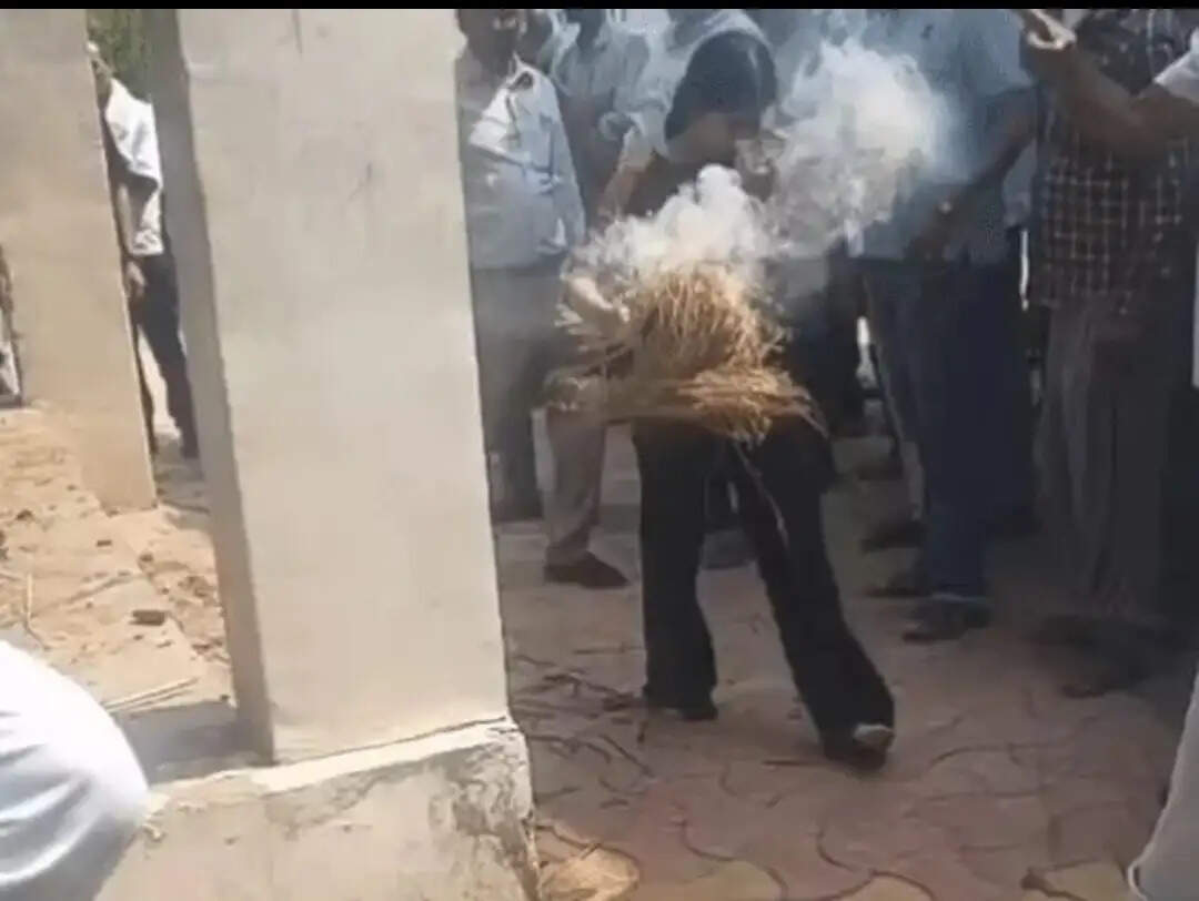 दिल्ली बिल्डिंग हादसे में खाेया औरैया का लाल : रक्षाबंधन पर बांधी थी राखी, चंद दिन बाद छिन गयीं खुशियां, बहन ने दी भाई को मुखाग्नि
