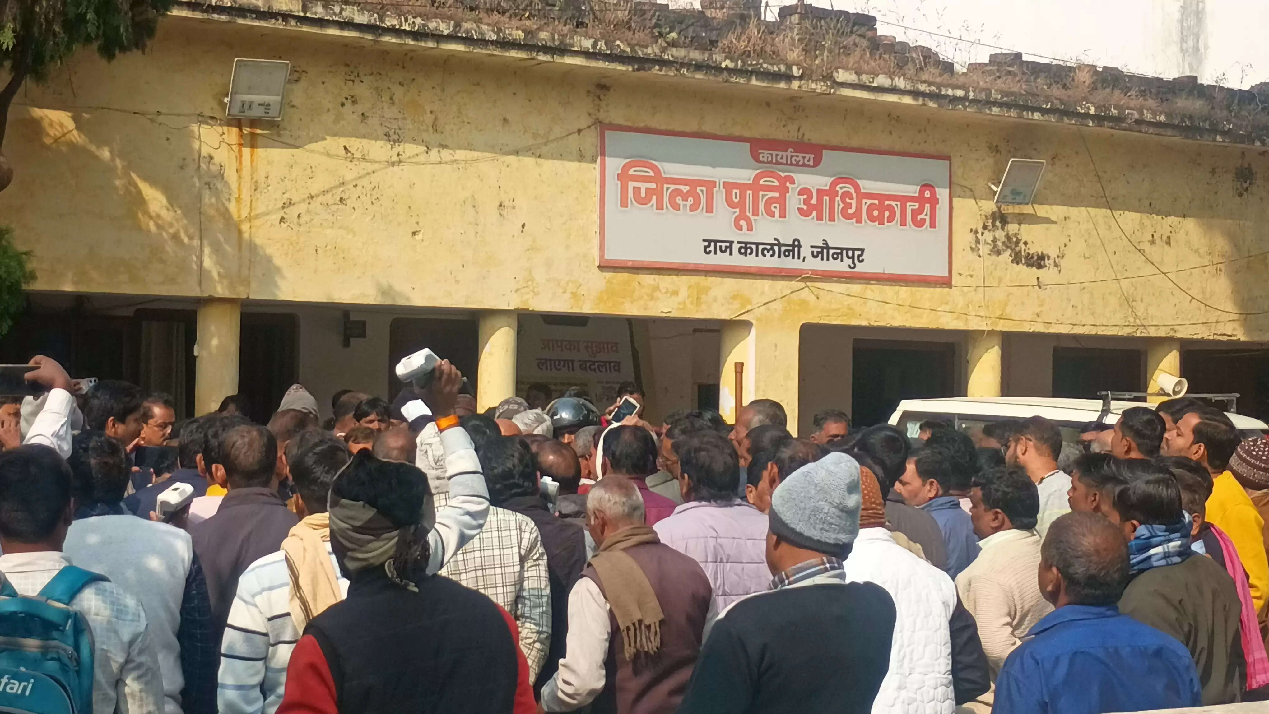 कमीशन वृद्धि की मांग को लेकर कोटेदार संघ ने कलेक्ट्रेट में किया प्रदर्शन, साैंपा ज्ञापन