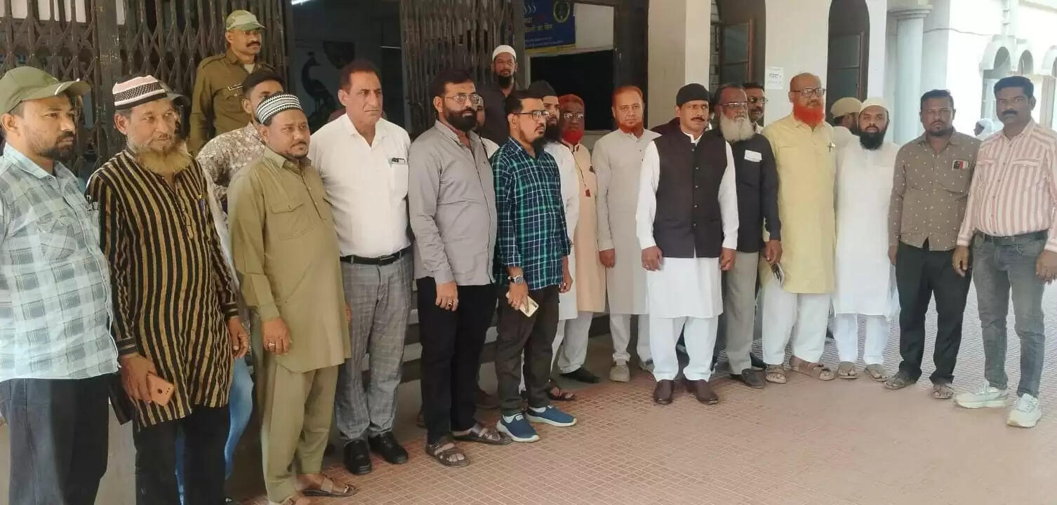 बुजुर्ग महिला को मृत बताकर फर्जी दावा-आपत्ति, मुस्लिम समाज ने जताया कड़ा विरोध