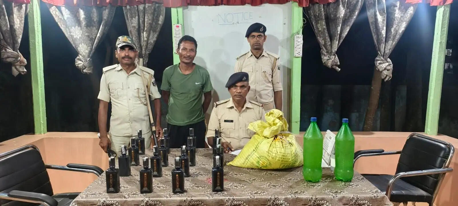 कुर्साकांटा पुलिस ने शराब के साथ कारोबारी को किया गिरफ्तार