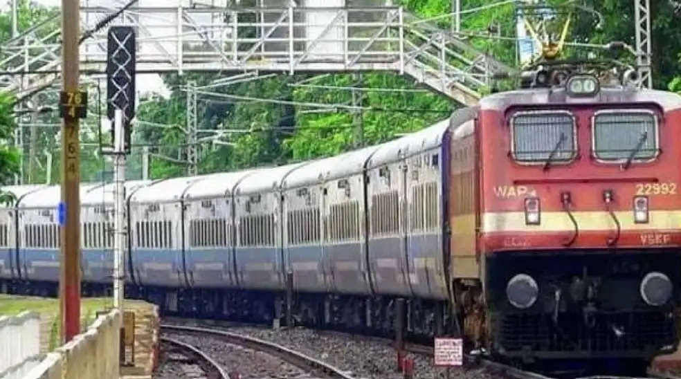 बाराबंकी स्टेशन पर इंटरलॉकिंग के चलते मुरादाबाद से गुजरने वाली 10 ट्रेनों चलेंगी बदले मार्ग से