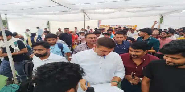 प्रदर्शन कर रहे ओबीसी वर्ग के अभ्यर्थियों से मिले जीतू पटवारी, आंदोलन का किया समर्थन