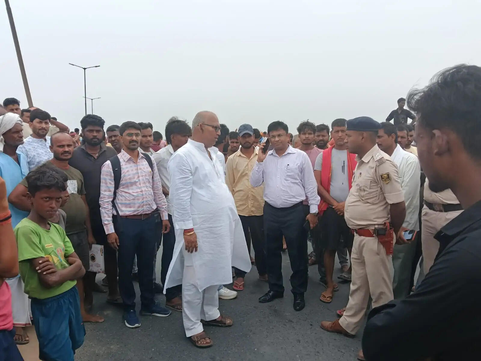 आरा-छपरा पुल पर सड़क दुर्घटना में चाचा-भतीजा की मौत