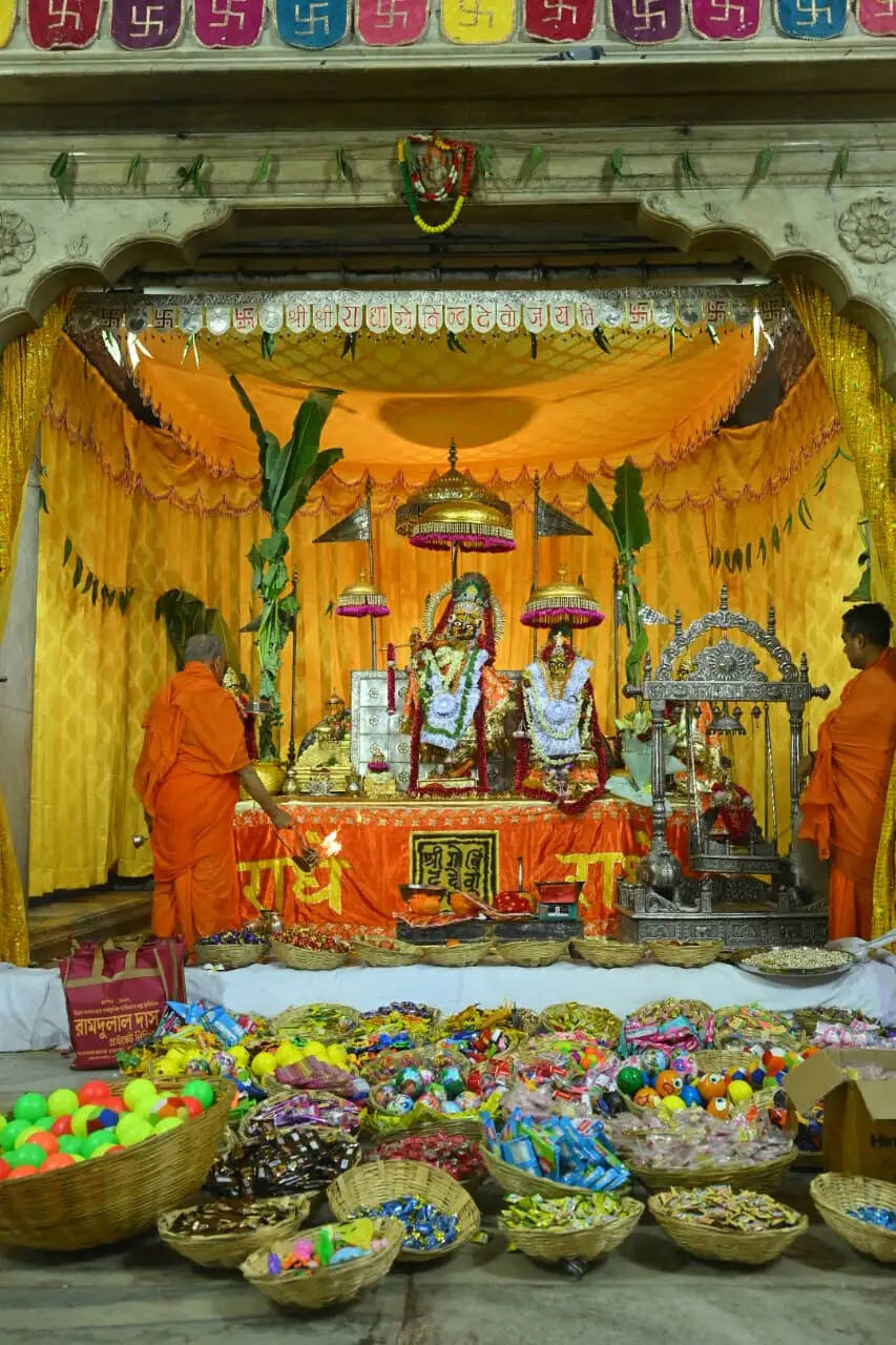 नंदोत्सव में उमड़ा आस्था का सैलाब: गोविंद देव जी की शोभायात्रा में झांकियों का आकर्षण