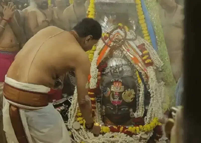 भस्म आरती में बाबा महाकाल का हुआ दिव्य शृंगार, शाम को चार स्वरूपों में देंगे भक्तों को दर्शन