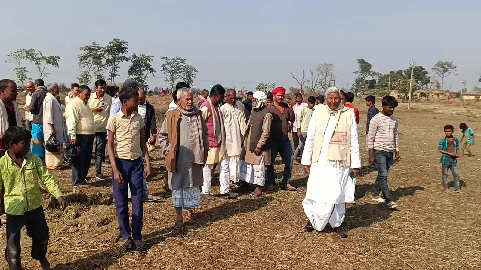 किसानो ने सिकरहना नदी पर बनाये जा रहे बांध के कार्य को रोका