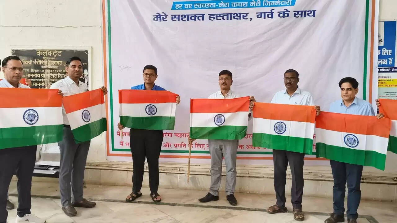 हर घर तिरंगा-हर घर स्वच्छता अभियान पर चलाया हस्ताक्षर अभियान