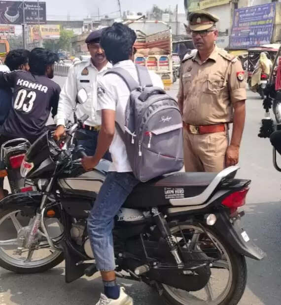 देवरिया: यातायात पुलिस ने अभियान चलाकर 152 वाहनों का किया चालान, 4 वाहन सीज