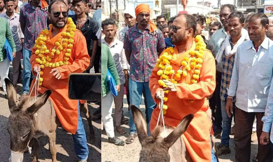 मप्र विस चुनावः बुरहानपुर में गधे पर बैठकर नामांकन दाखिल करने पहुंचा निर्दलीय उम्मीदवार