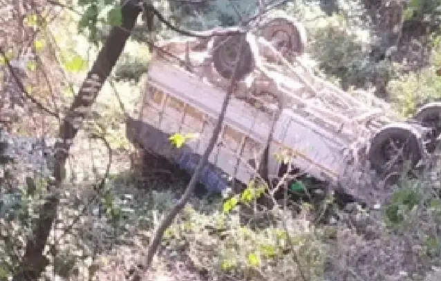 अल्मोड़ा के सल्ट क्षेत्र में पिकअप खाई में गिरी, पांच घायल