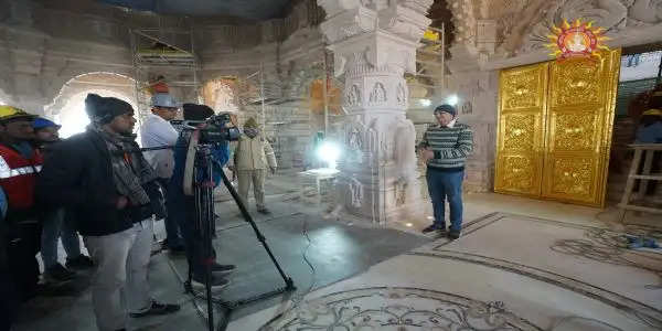 अयोध्या : राम मंदिर में लगे चौदह स्वर्णद्वार, दरवाजे के काम पूरा