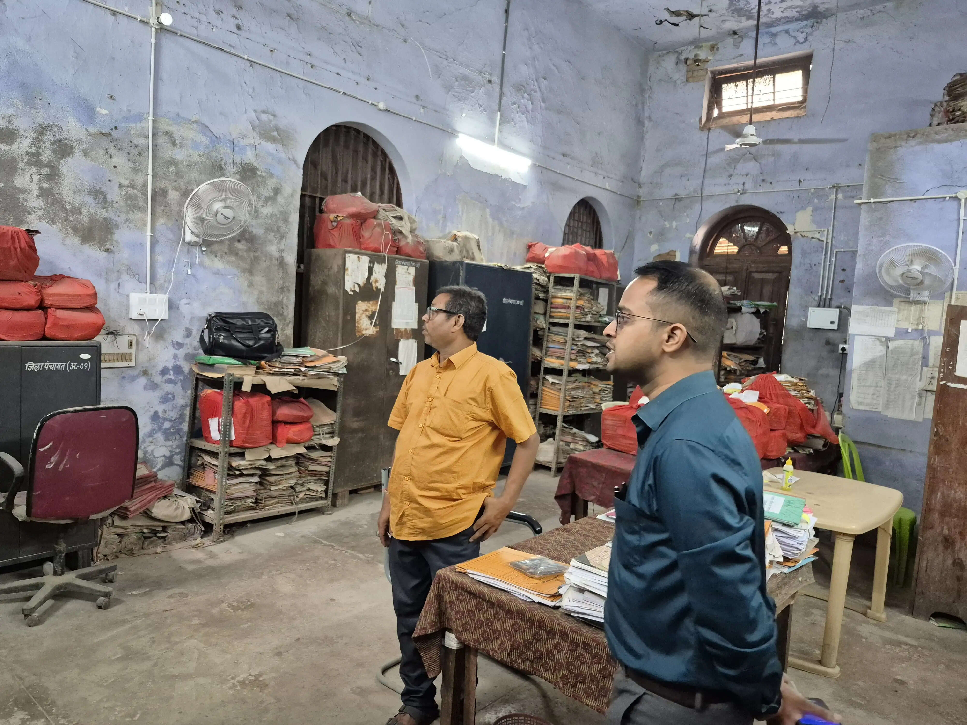 जिलाधिकारी ने जिला पंचायत कार्यालय का किया औचक निरीक्षण