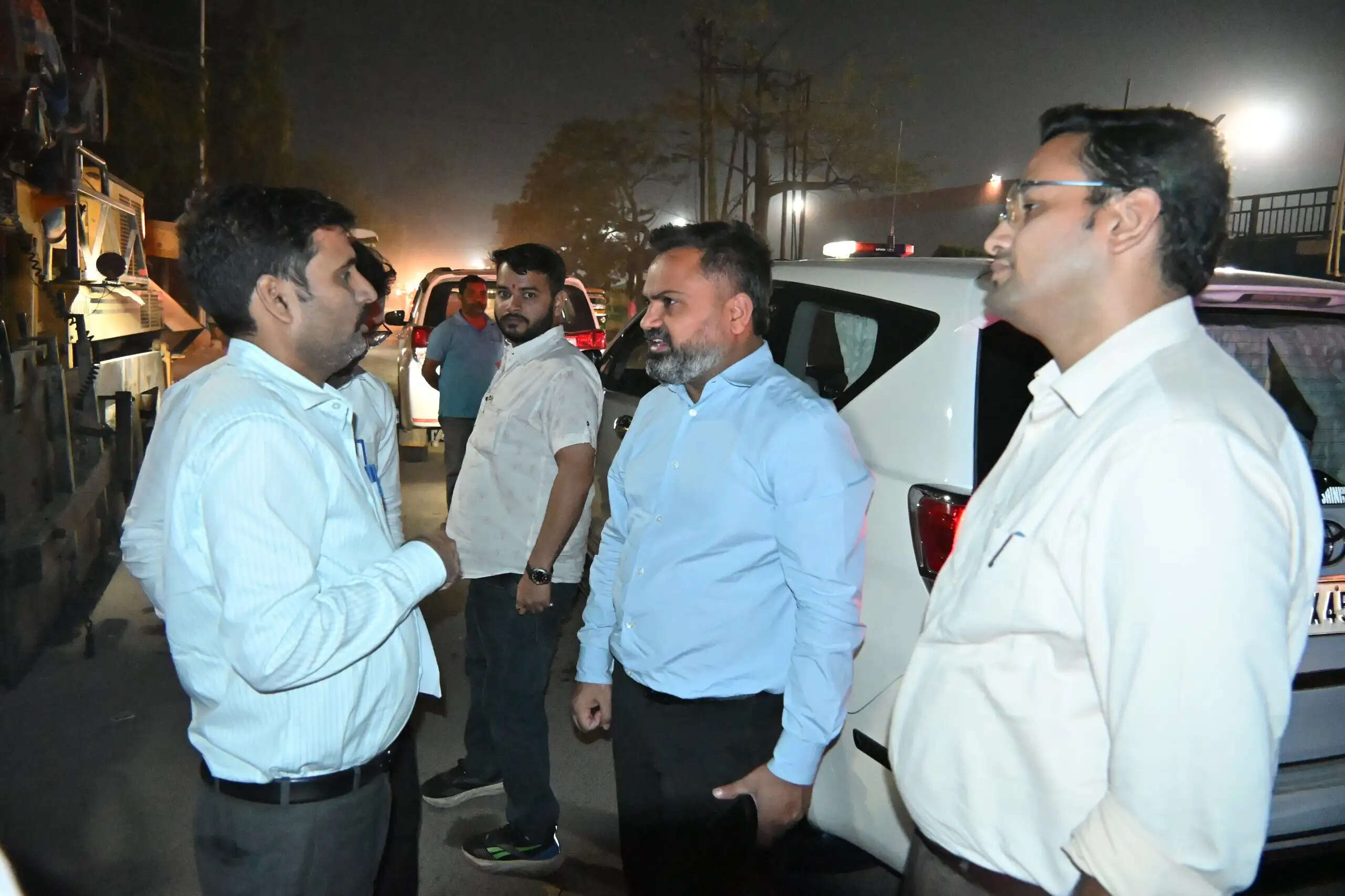 रावतपुर मेट्रो स्टेशन से कंपनीबाग तक निर्माणाधीन सड़क का डीएम ने रात्रि में सीडीओ संग लिया जायजा
