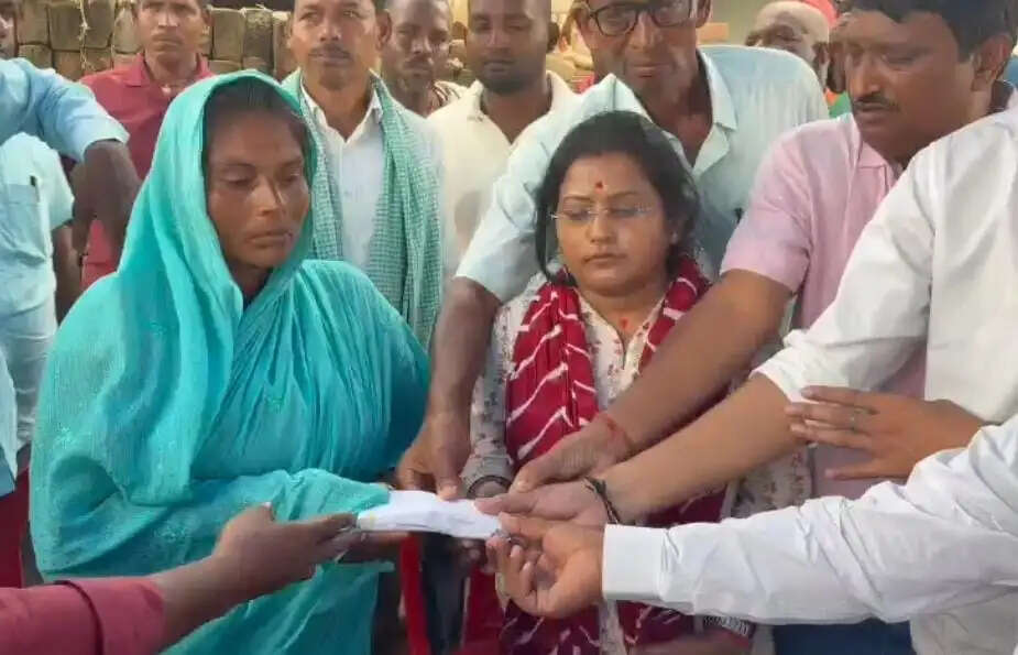 अखिल भारतीय गंगोत्री महासभा ने नाव हादसे के मृतकों के परिजनों को दी 75-75 हजार की आर्थिक सहायता