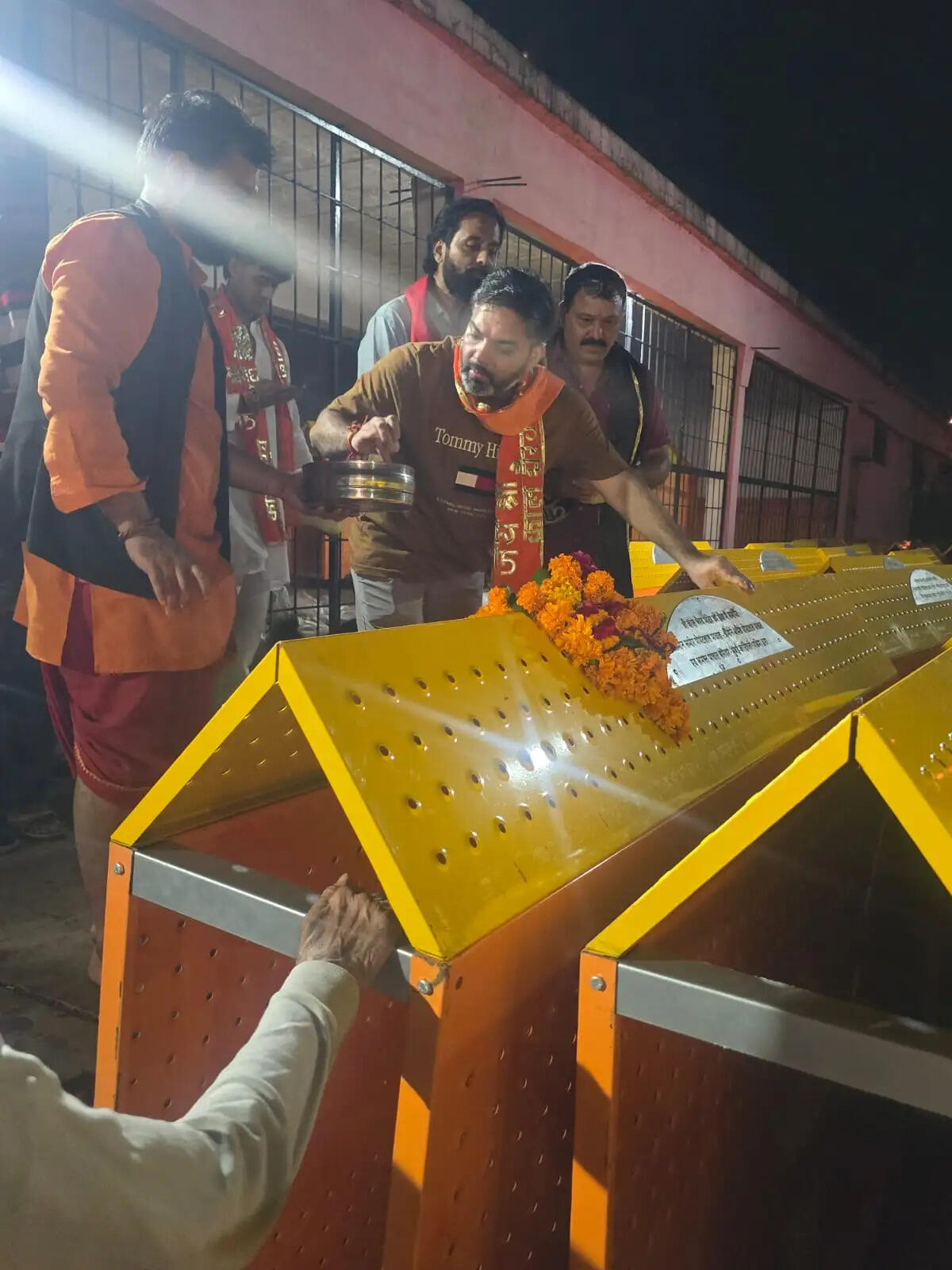 उज्जैन के काल भैरव मंदिर में मुंबई के श्रद्धालुओं ने दान किए 10 लाख के बैरिकेड्स