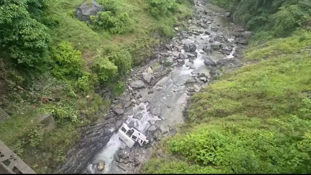 उत्तराखंड : पिथौरागढ़ में भीषण सड़क हादसा, आठ की मौत, छह घायल