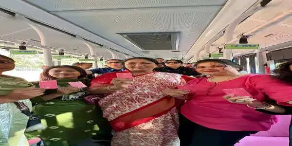 मुख्यमंत्री ने सहेली पिंक कार्ड से डीटीसी बस में किया सफर