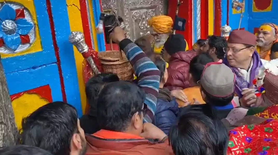 श्री केदारनाथधाम के कपाट छह माह के लिए खुले, हेलिकॉप्टर से बरसाए गए फूल