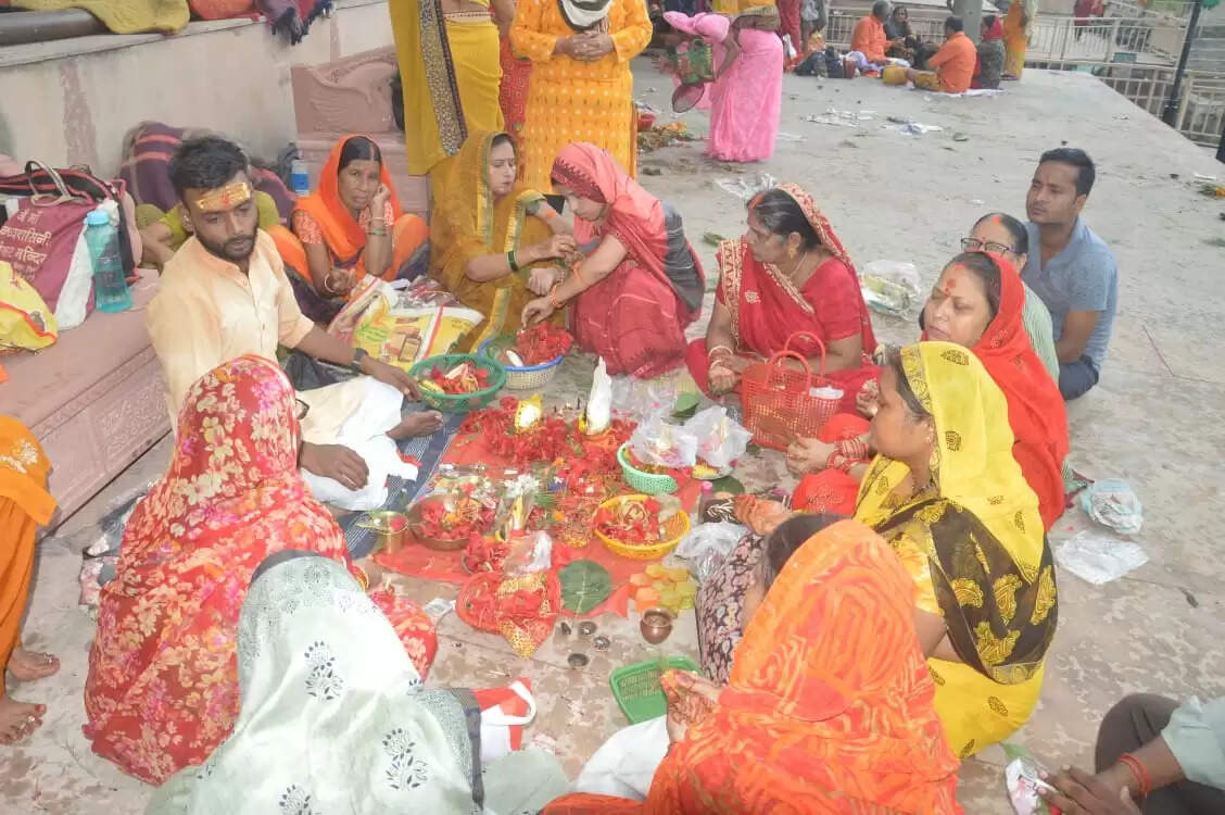 वाराणसी में सोरहिया मेला प्रारम्भ, महालक्ष्मी के दरबार में उमड़ी महिलाओं की भीड़