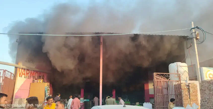स्टील एंड बिल्डिंग मेंटेरियल की दुकान में अचानक लगी आग से अफरा तफरी