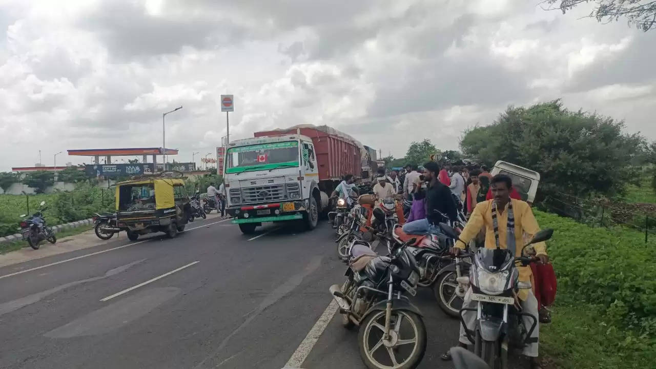 राजगढ़ः बोलरो वाहन की टक्कर से बाइक सवार एक महिला की मौत दो घायल