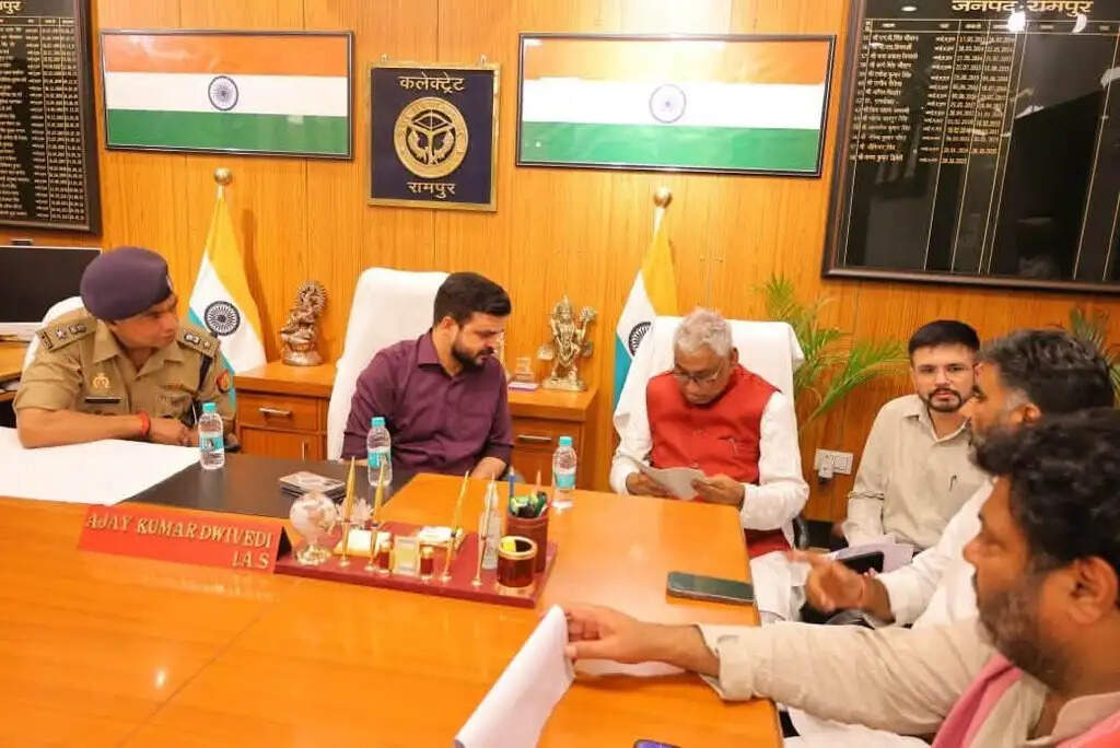 नेता विरोधी दल माता प्रसाद पांडेय ने रामपुर जिलाधिकारी से की मुलाकात,&nbsp;जौहर विश्वविद्यालय ध्वस्तीकरण रोकने की मांग
