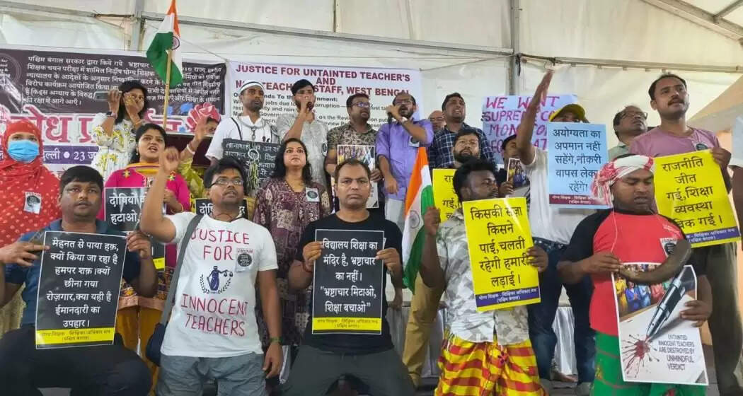 पश्चिम बंगाल के शिक्षकों ने अपनी मांगों को लेकर दिल्ली में किया प्रदर्शन