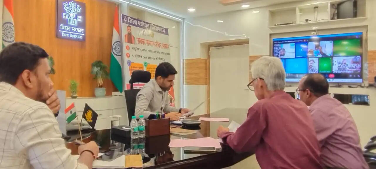 भू-अर्जन कार्यों में तेजी लाएं, लंबित एलपीसी का करें शीघ्र निष्पादन: डीएम